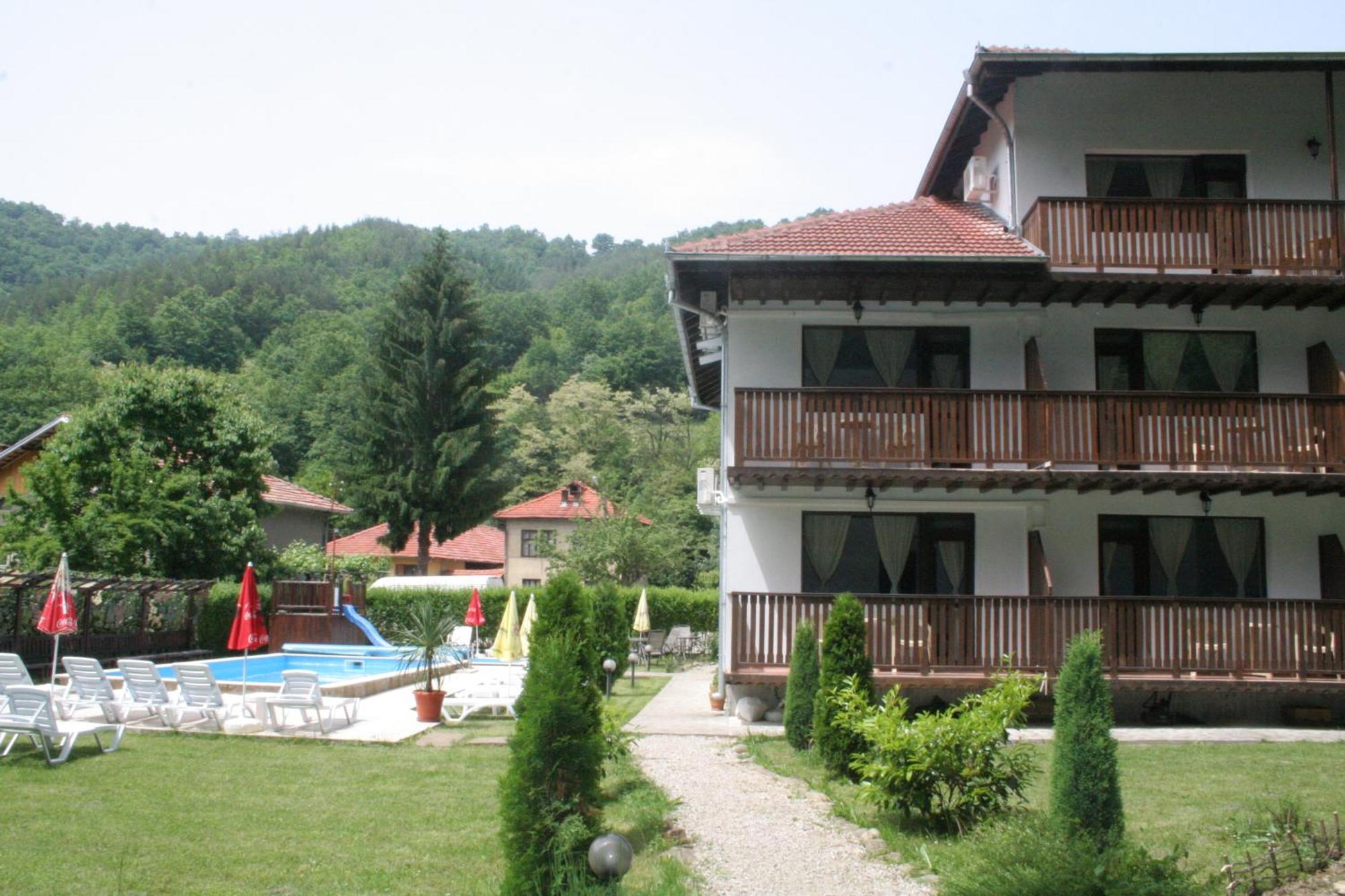 Family Hotel Bile Beli Osum Exterior photo