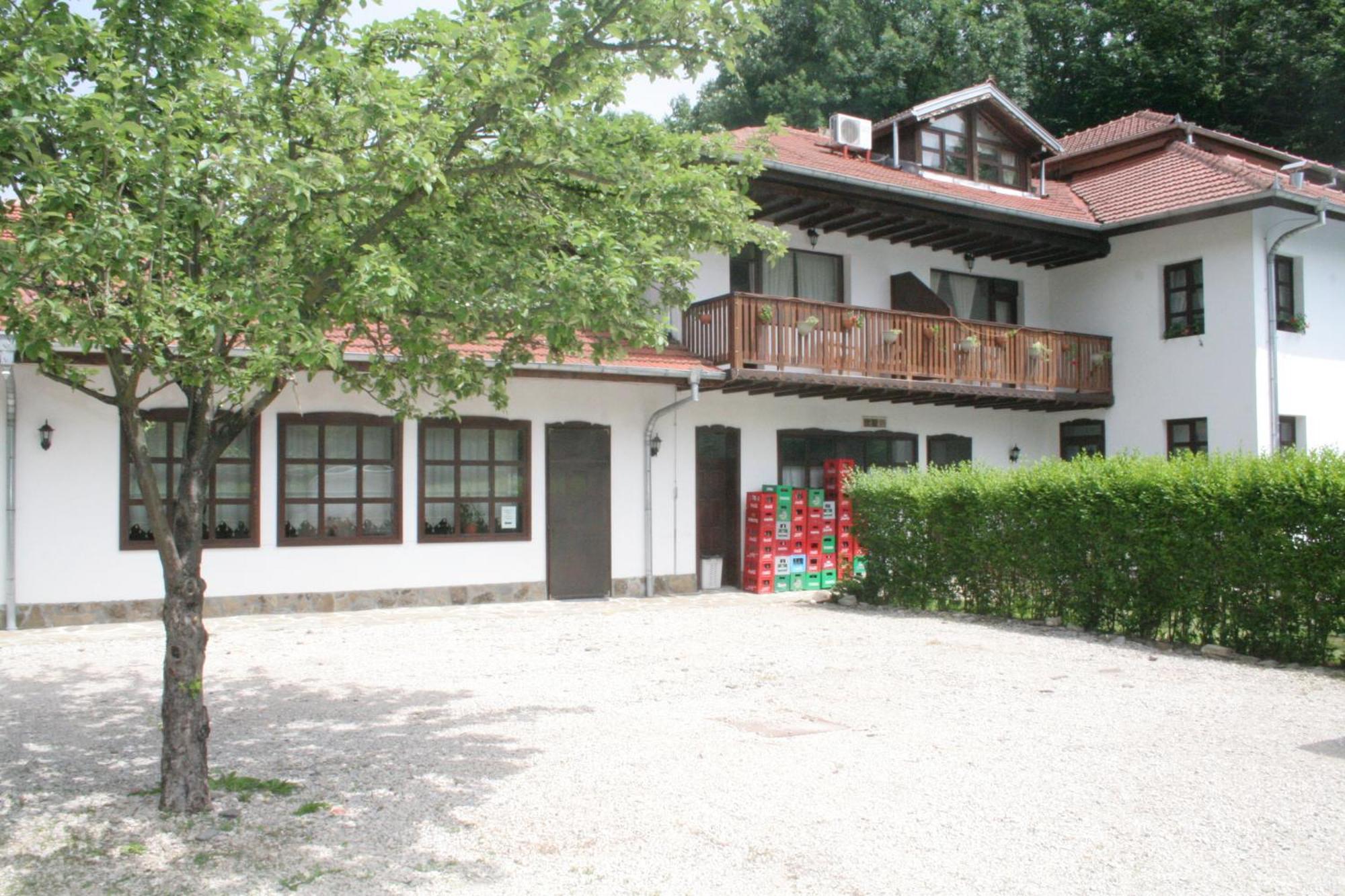 Family Hotel Bile Beli Osum Exterior photo