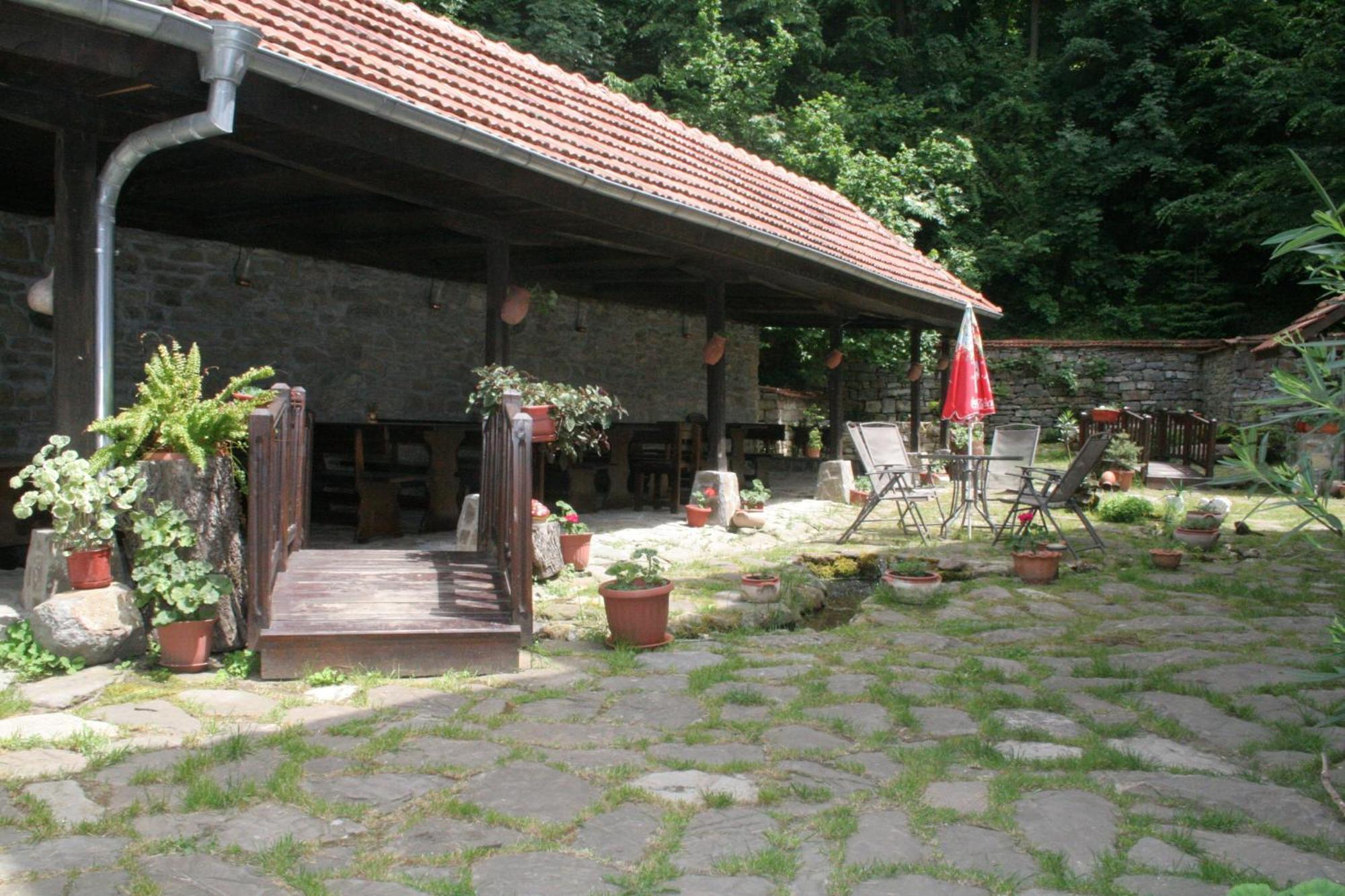 Family Hotel Bile Beli Osum Exterior photo