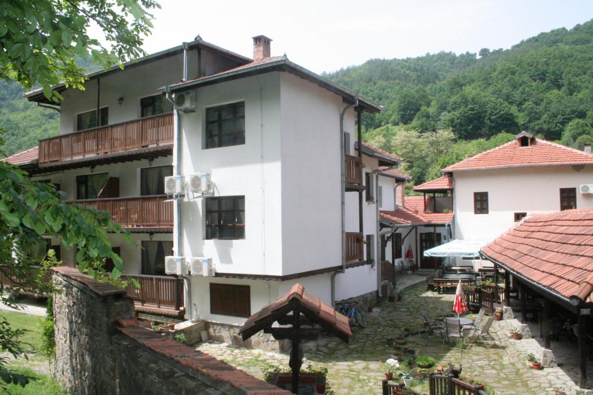 Family Hotel Bile Beli Osum Exterior photo