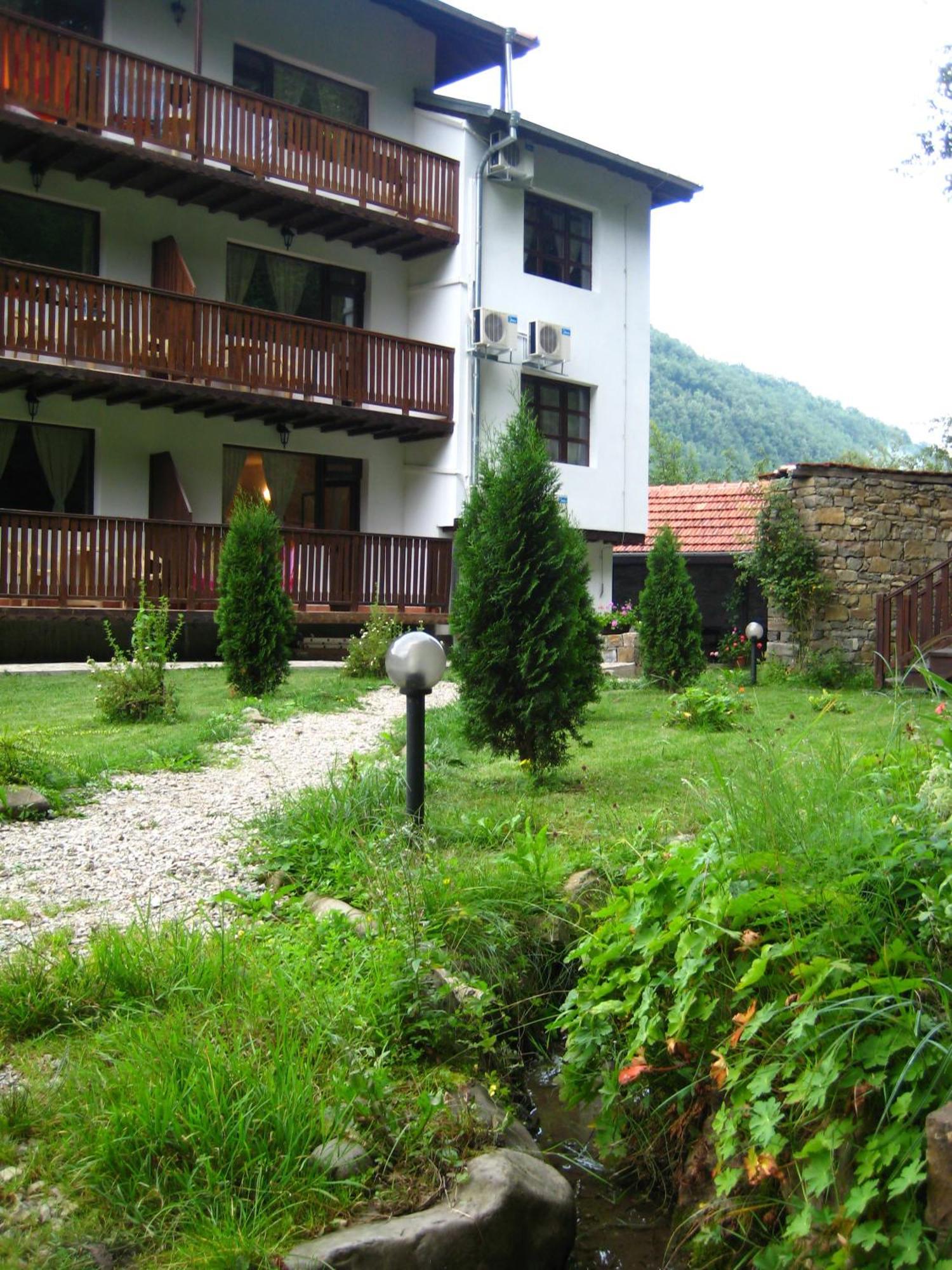 Family Hotel Bile Beli Osum Exterior photo