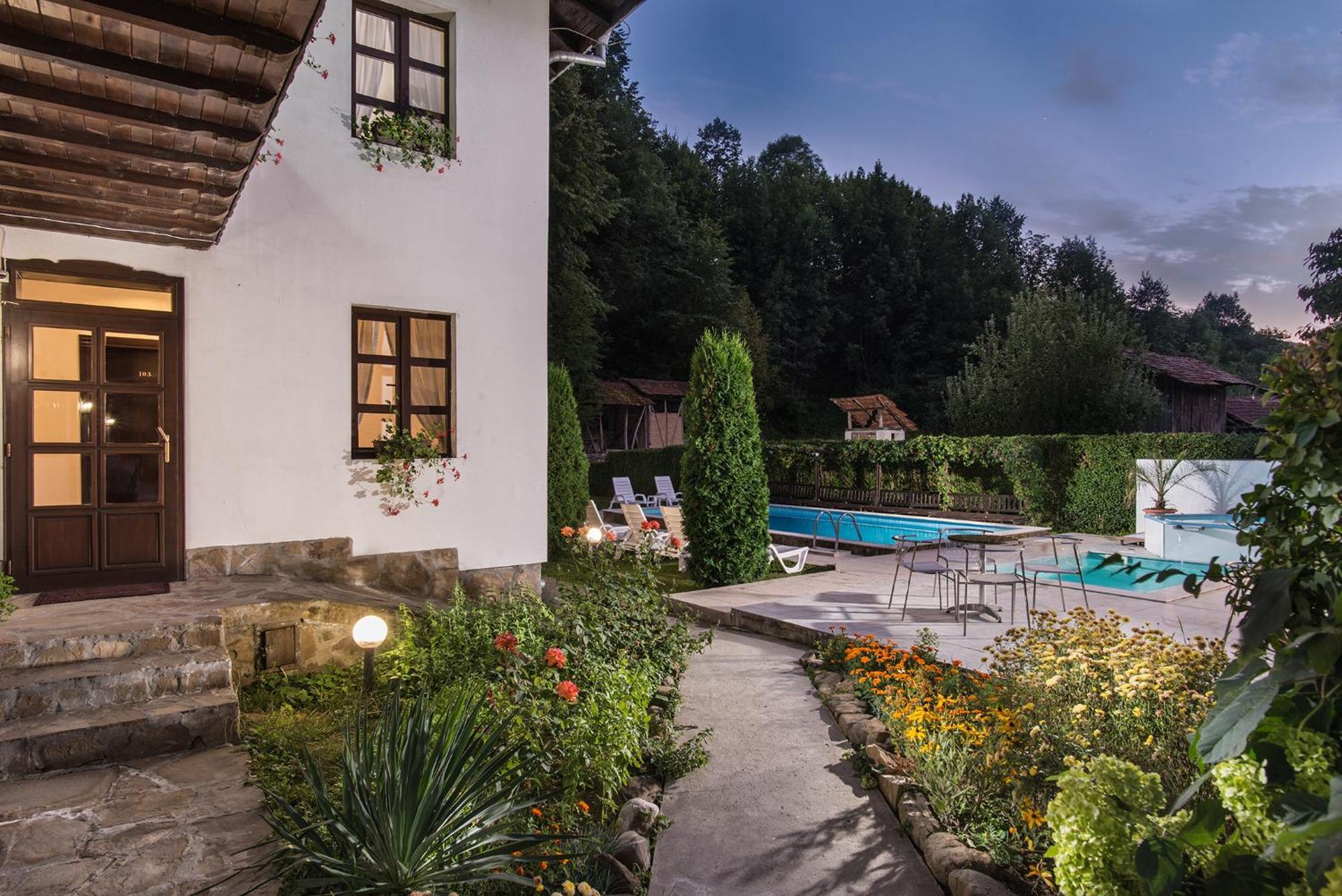 Family Hotel Bile Beli Osum Exterior photo