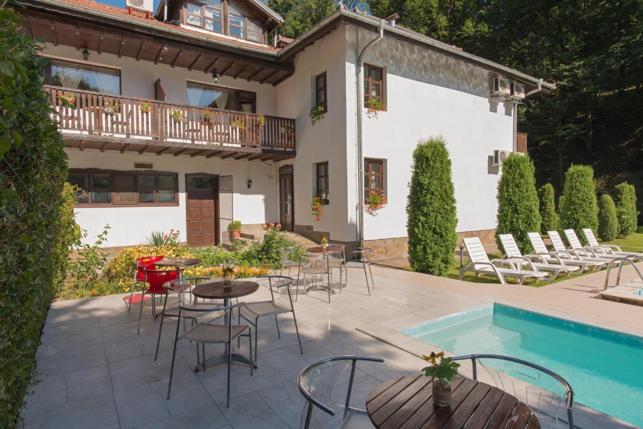 Family Hotel Bile Beli Osum Exterior photo