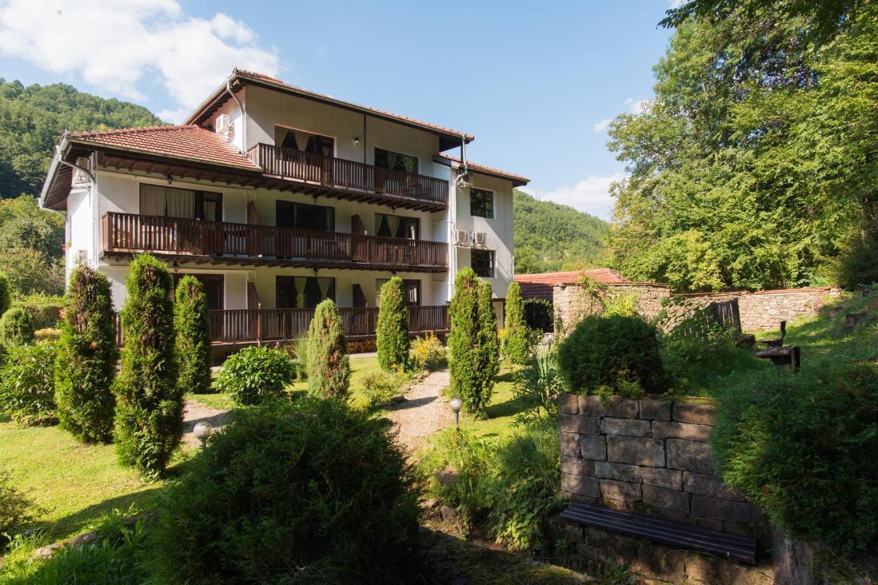 Family Hotel Bile Beli Osum Exterior photo